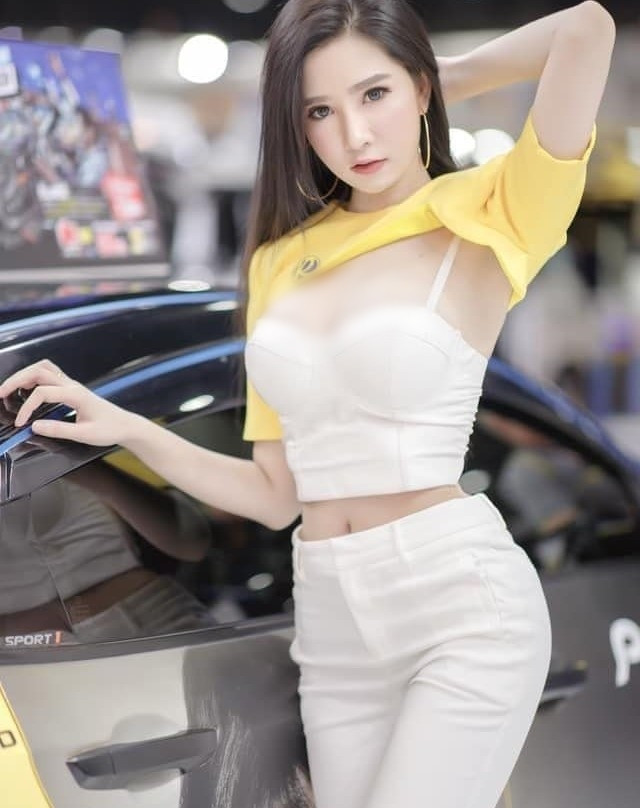 Trong khi các fan hâm mộ của Sukanya Moey không ngừng tán dương hình ảnh mới của cô nàng thì cũng không ít người chỉ trích hot girl Thái Lan cố tình dùng chiêu hở bạo để hút nhiệt.