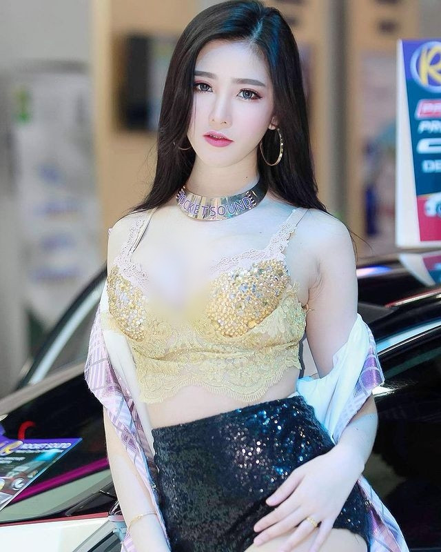 Để giữ dáng, cô nàng tuân thủ chế độ ăn nhiều salad, nước ép, hạn chế tối đa thịt đỏ và dầu mỡ, uống nhiều nước lọc.