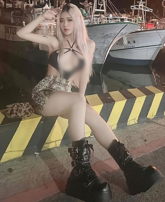 Quả thực, chiếc áo cắt xẻ quá đà của Tôn Tề khiến cô nàng mặc cũng như không mặc, bởi nó không thể che hết vùng nhạy cảm trên cơ thể.