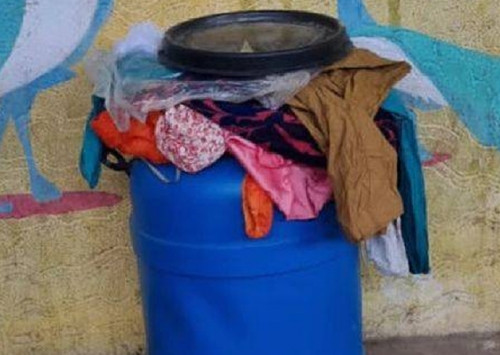 Thung nhua boc mui la, mo ra xem phat hien dieu kinh hai