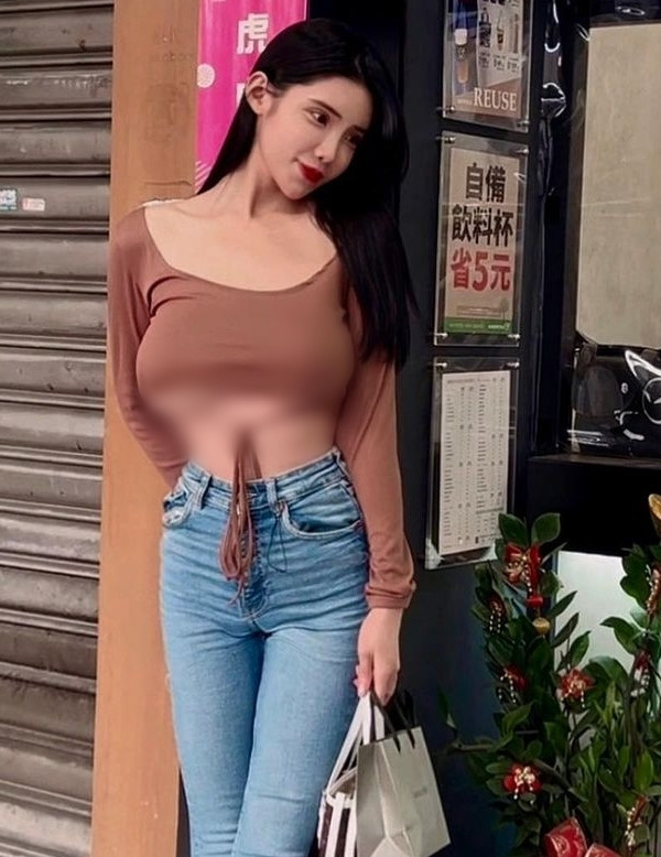 Với thân hình bốc lửa, đặc biệt là vòng một cỡ F, Bella Tiền còn được người hâm mộ ưu ái gọi là hot girl ngực khủng.