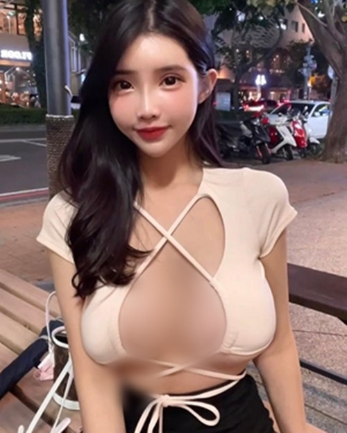 Cô nàng cũng rất hay tung một số video thể hiện vũ đạo nóng bỏng, khoe thân hình đồng hồ cát khiến cư dân mạng không khỏi "chảy máu mũi".