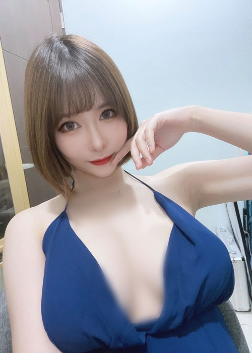 Hi Duy Á gây chú ý nhờ khuôn mặt xinh đẹp sắc sảo và thân hình chữ S cực thu hút.