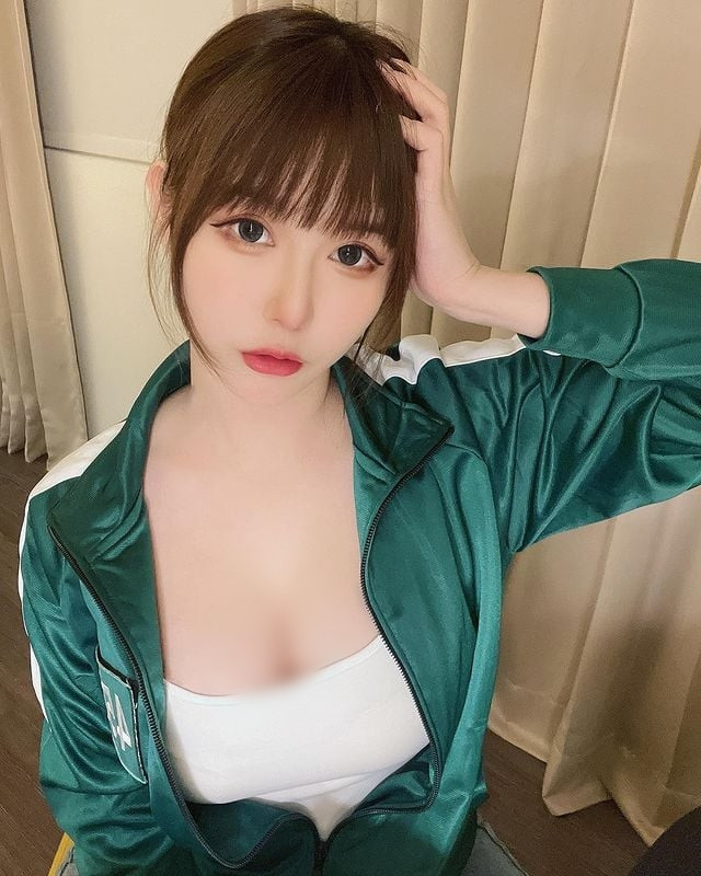 Hi Duy Á cũng rất chiều fan, cô nàng liên tục gây chú ý với những hình ảnh gợi cảm, táo bạo hiếm ai bì kịp.