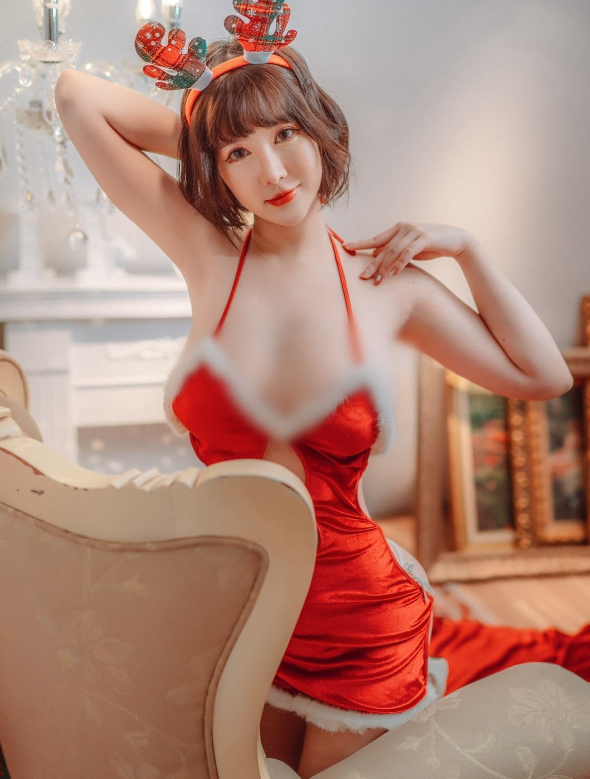 Mới đây, Hi Duy Á đã tung ra bộ ảnh đón Giáng sinh cực kỳ bắt mắt, khoe tối đa vẻ đẹp của mình.