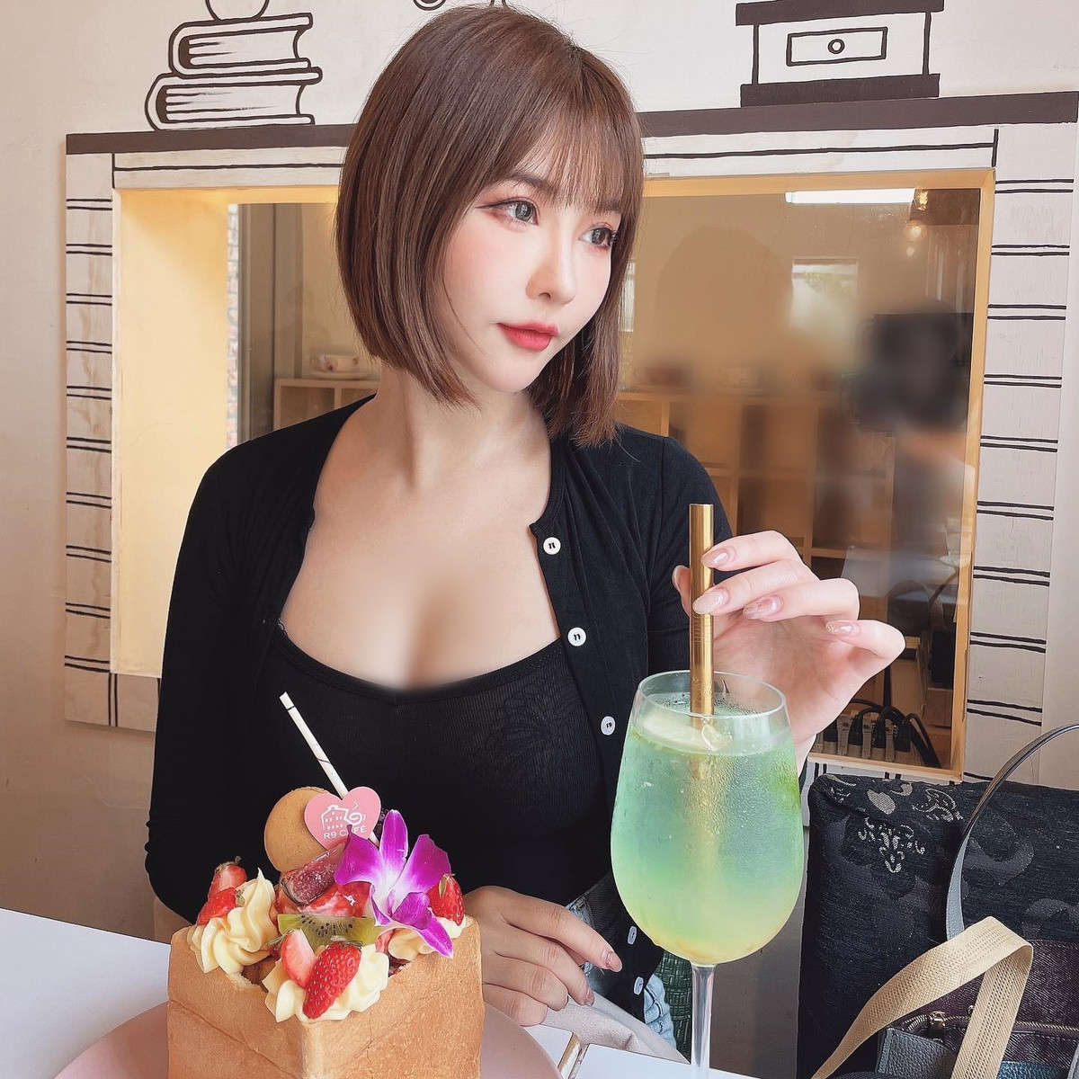 Tuy nhiên, có không ít lần phong cách thời trang của Hi Duy Á được tán dương, ca ngợi vì độ gợi cảm vừa phải, khoe khéo được nét đẹp của cô nàng.