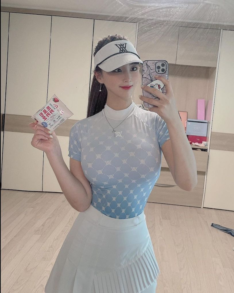 Sở hữu khuôn mặt xinh như búp bê, vòng ngực khủng lên tới cup H, vòng eo siêu nhỏ và vòng ba căng đầy, hot girl Yoo Chae-ryun luôn gây ấn tượng với người nhìn.