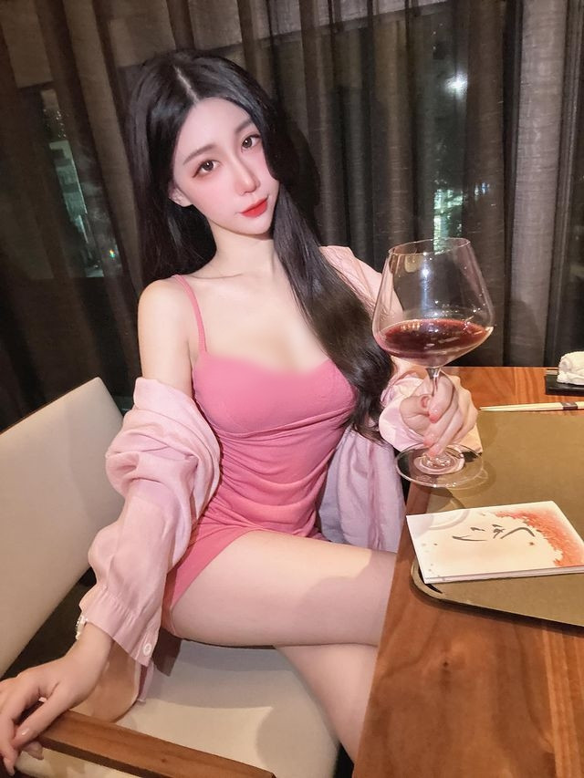 Cô nàng xuất hiện lần nào cũng rất chỉn chu, gây chú ý, khiến mọi người muốn nhìn ngắm mãi không thôi.