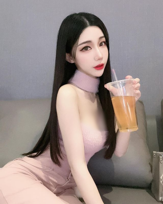 Theo người hâm mộ của hot girl Mễ Ưu, cô nàng thực giống như một "người vợ quốc dân", vừa xinh đẹp vừa đảm đang.