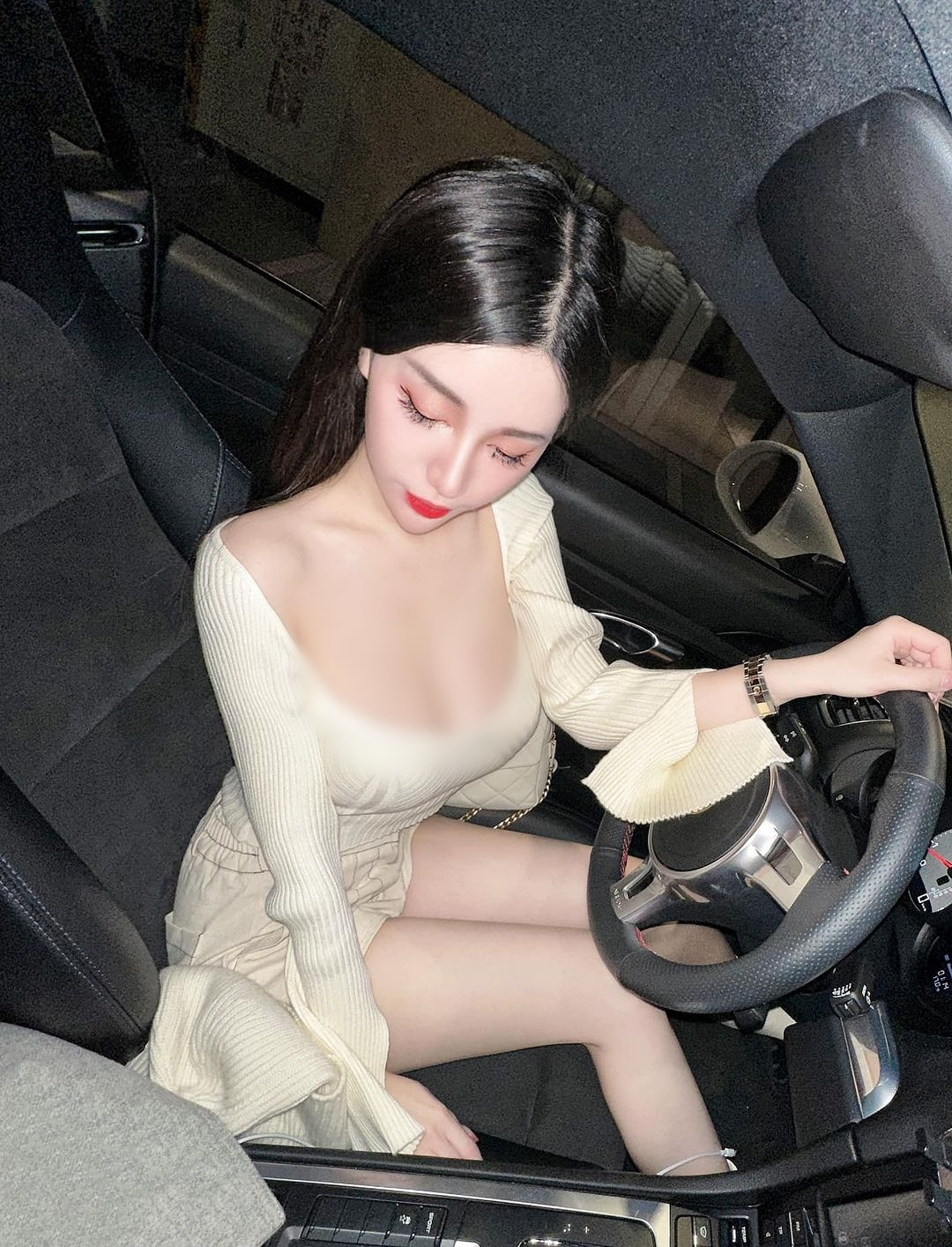 Không chỉ thường xuyên khoe lối sống sang chảnh, diện đồ gợi cảm, Mễ Ưu còn chia sẻ những khoảnh khắc làm việc nhà như dọn dẹp, rửa trái cây, rửa bát.