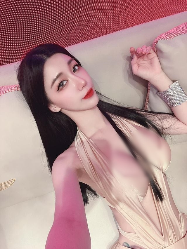 Rất nhanh sau đó, danh tính của cô nàng được tìm ra, đây là hot girl Mễ Ưu, một trong những gương mặt mới trong làng hot girl Trung Quốc.