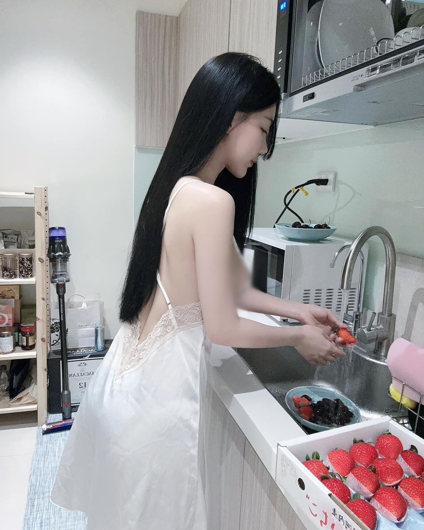 Mới đây, những hình ảnh về một hot girl diện đồ ngủ gợi cảm, chăm chỉ làm việc nhà đang gây được sự chú ý lớn. (Nguồn ảnh: IG)