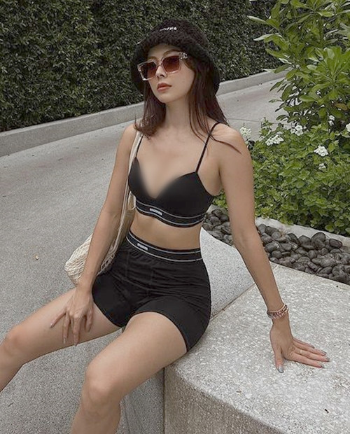 Tuy nhiên, ngay cả các fan hâm mộ của Kyona Teo cũng cho rằng, cô nàng đang lạm dụng đồ tập quá đà.