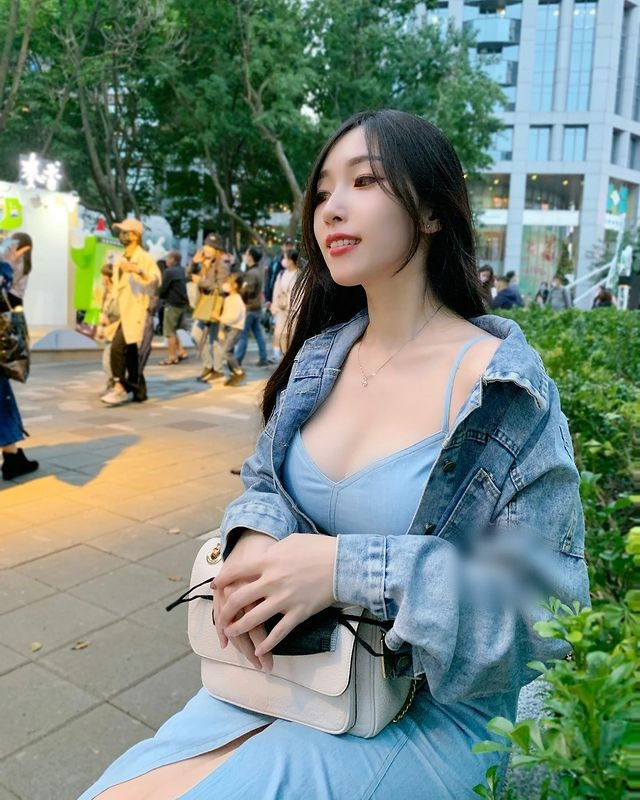 Theo tìm hiểu, Lâm Thục Phân là hot girl gợi cảm có tiếng, rất trung thành với phong cách hở bạo.