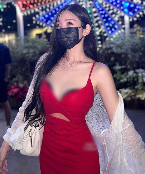 Cô nàng phải nhận nhiều "gạch đá" vì chiếc váy xẻ quá sâu, không che nổi nội y màu đen bên trong, nhìn rất chướng mắt.