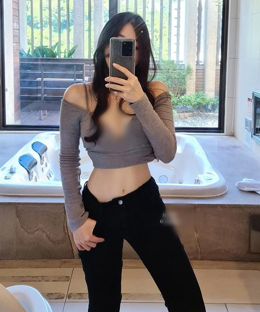 Trên trang cá nhân của cô nàng có rất nhiều hình ảnh khoe mặt xinh, dáng đẹp. Bản thân Lâm Thục Phân cũng nhận được nhiều lời khen ngợi về ngoại hình.