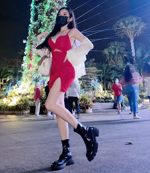 Trước đó, hình ảnh hot girl Lâm Thục Phân diện váy body bó sát, xẻ sâu, khoe đường cong cơ thể dịp Giáng Sinh cũng gây chú ý.