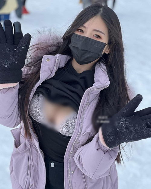 Những ngày gần đây, hình ảnh hot girl Lâm Thục Phân diện đồ bó sát, gợi cảm, dù trời đông lạnh giá, tuyết rơi dày đã thu hút đông đảo sự quan tâm, chú ý. (Nguồn ảnh: IG)