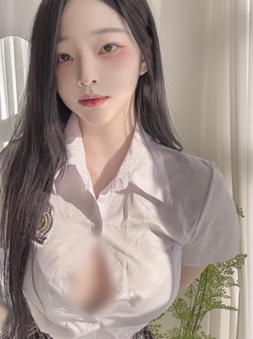 Dù phải nhận nhiều lời chỉ trích vì kiểu ăn mặc táo bạo không phải lối, Hee Yeon vẫn liên tục đăng tải những hình ảnh phản cảm.