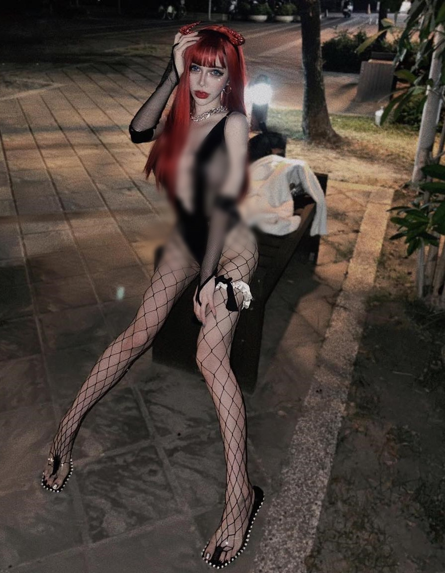 Tuy nhiên trang phục da mix lưới của cô nàng hot girl lại bị cho là phản cảm, rẻ tiền.