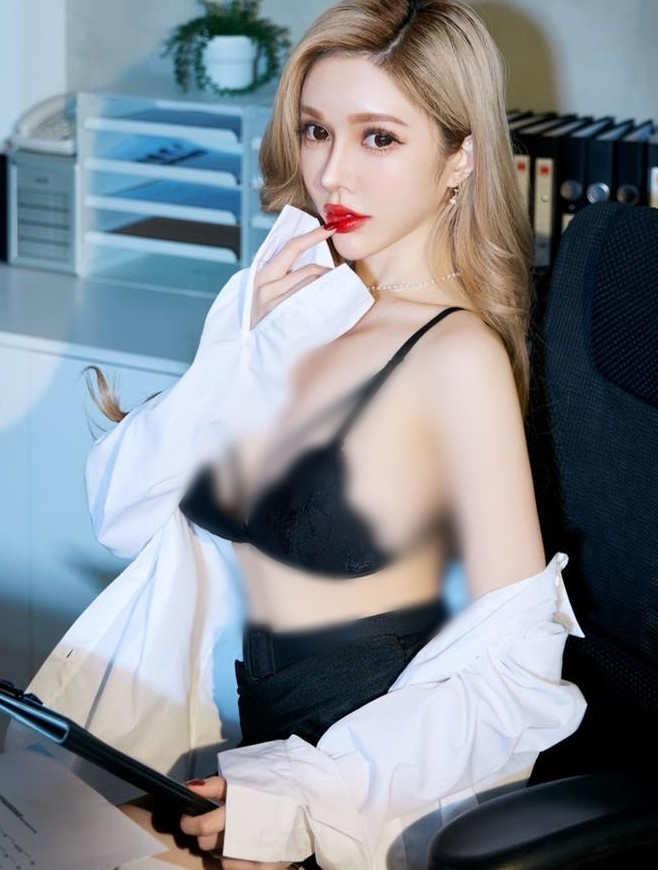 Gần đây, những hình ảnh cô nàng cởi áo khoe nội y trong concept công sở nhận được sự chú ý lớn.