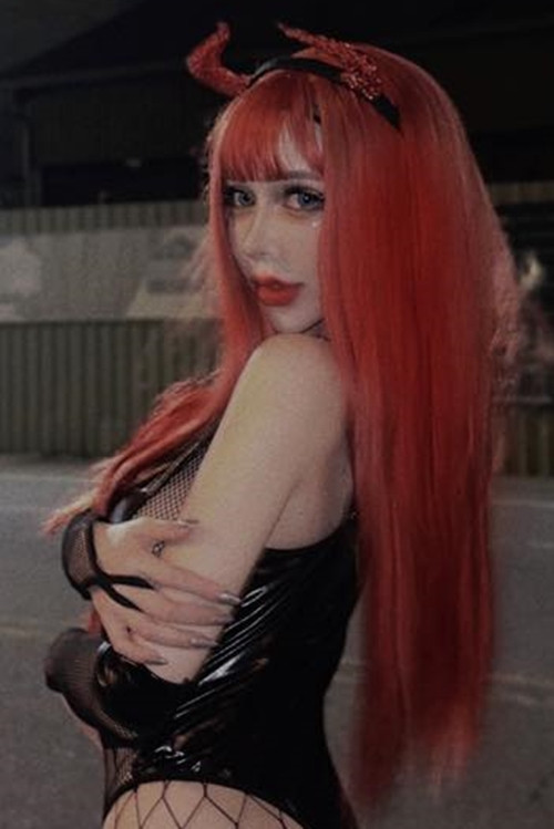 Trước đó, hình ảnh hot girl gợi cảm hoá nữ quỷ, nhuộm tóc đỏ, khoe dáng bốc lửa giữa đường cũng gây xôn xao.