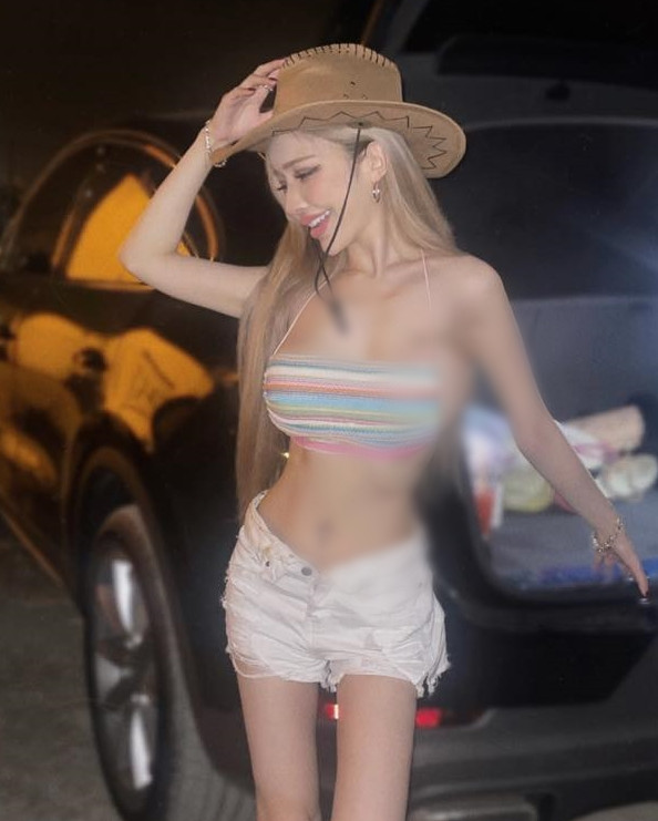 Thế nhưng, bất chấp những lời đàm tiếu về nhan sắc dao kéo, Vân Yên vẫn thường xuyên xuất hiện với dáng vẻ bốc lửa, gợi cảm.