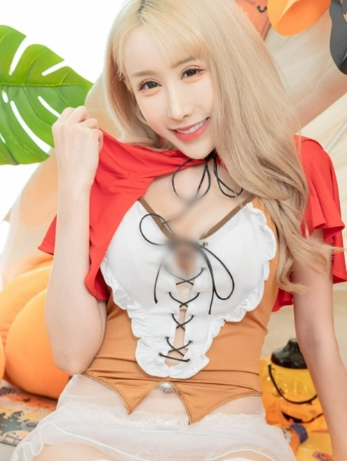 Tuy chỉ cao 1m52 nhưng tỷ lệ cơ thể của cô nàng cực chuẩn, cũng chính nhờ thân hình bốc lửa của mình, dù Trần Khiết Nhi có diện trang phục gì, cô vẫn luôn nổi bật, bắt mắt.