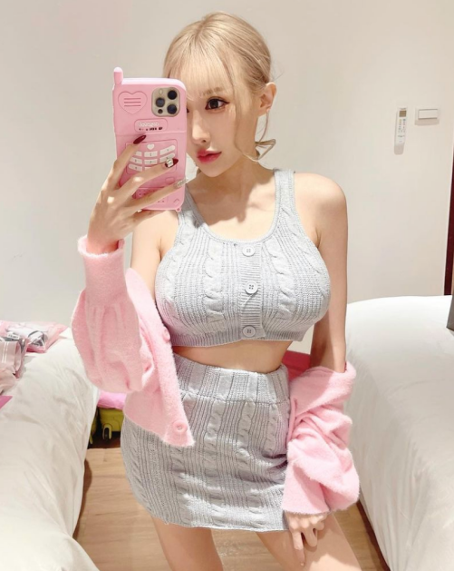 Trần Khiết Nhi là một trong những hot girl gợi cảm nổi tiếng ở Đài Loan (Trung Quốc). Cô nàng sở hữu khuôn mặt V-line, nụ cười ngọt ngào và đặc biệt là vòng một cup F, từng được tung hô là "nữ thần siêu vòng 1". (Nguồn ảnh: IG)