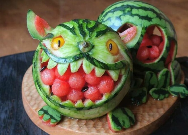 Theo xu hướng trái cây hoá mèo nhân dịp năm mới Quý Mão 2023, chú mèo bằng dưa hấu này thực sự vô cùng bắt mắt với chiếc miệng há rộng và đôi mắt tỏ vẻ háo hức.