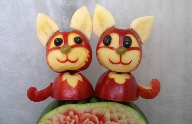 Cầu kỳ hơn một chút, mèo bằng táo, nho tím, nho xanh thu hút nhờ vẻ lém lỉnh, sinh động.