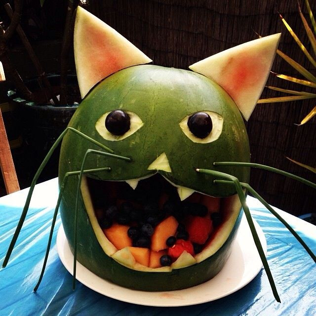 Có lẽ tác giả của chú mèo dưa hấu này cần phải trau dồi thêm chuyên môn bởi tác phẩm có phần khá đáng sợ.