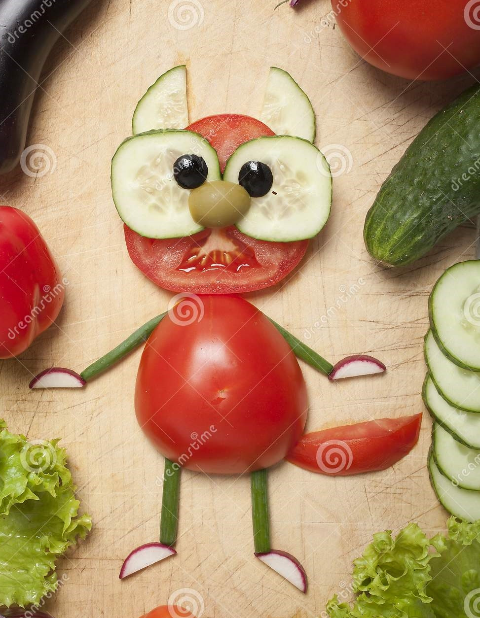 Một chú mèo từ cà chua, dưa chuột, hành lá cực phù hợp với những bữa salad.