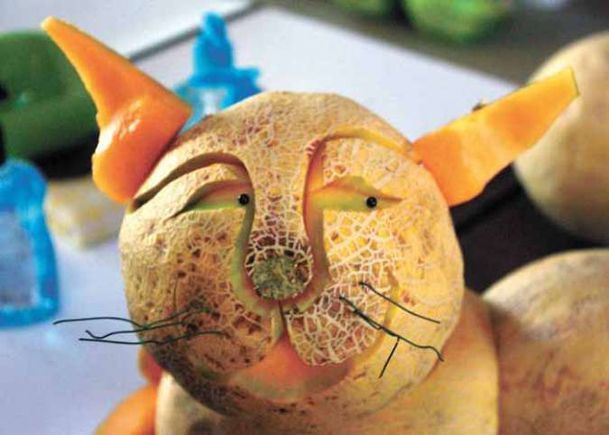 Kiêu chảnh hơn một chút, mèo làm từ dưa vàng khiến người nhìn bật cười vui vẻ.