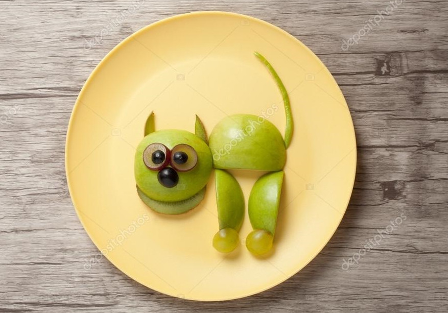 Mèo từ táo xanh, nho và việt quất cực dễ làm, rất hợp để trang trí bàn ăn ngày Tết Quý Mão 2023.