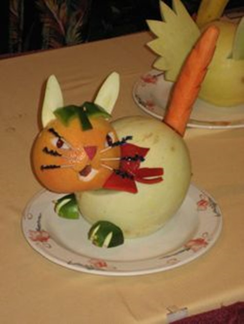 Được làm từ nhiều loại hoa quả khác nhau, chú mèo này thực sự phản ánh đúng bản chất "hoàng thượng" đặc trưng của loài.