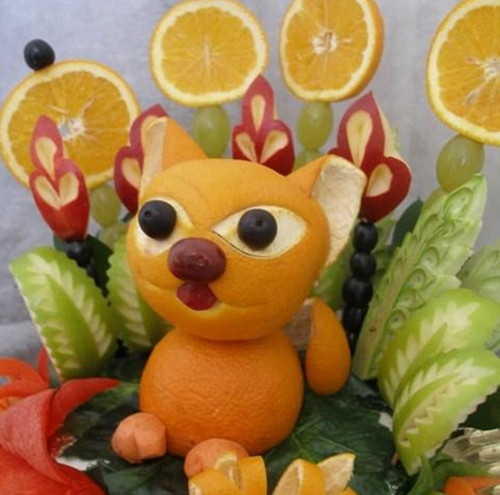 Đôi mắt thẫn thờ, dáng vẻ lười biếng, chú mèo làm từ cam, quýt rất bắt mắt trên bàn tiệc.