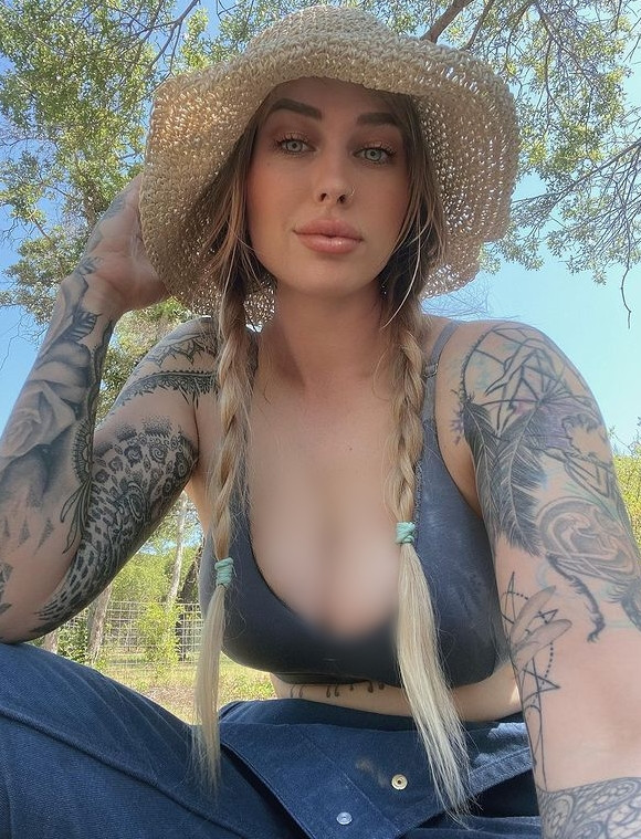 Cô cũng bày tỏ rằng mình rất yêu công việc làm nông, yêu thiên nhiên và thường đăng những bức ảnh nóng bỏng trên IG cá nhân của mình, không ngần ngại chia sẻ cuộc sống ở chốn thôn quê.