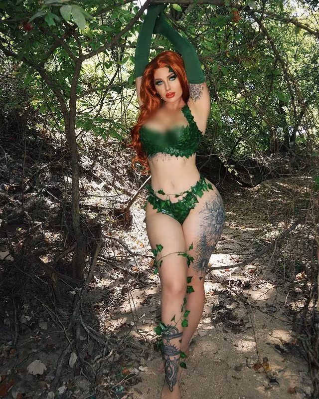 Mới đây, bộ ảnh hóa thân thành Lady Poison của nàng hot girl gợi cảm nhận được đông đảo sự quan tâm, chú ý của dư luận.