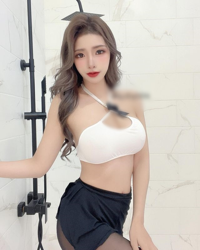 Tuy vậy, theo Đinh Đinh, lễ hội âm nhạc mà cô tham gia quy tụ rất đông người mẫu, hot girl gợi cảm, trang phục của cô là hoàn toàn bình thường, không hề phản cảm như mọi người chỉ trích.