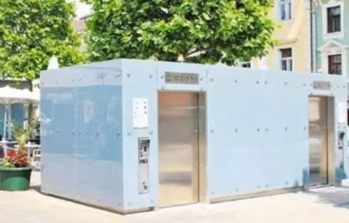 Dau bung vao nha ve sinh cong cong, thanh nien gap chuyen kinh di