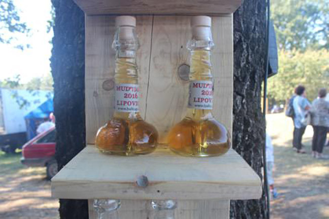 Rượu ngâm tinh hoàn ngựa là một loại rượu thuốc. Đa số những người uống loại rượu này tin rằng có công dụng thần kỳ để tráng dương, cải thiện khả năng sinh lý cho người đàn ông.