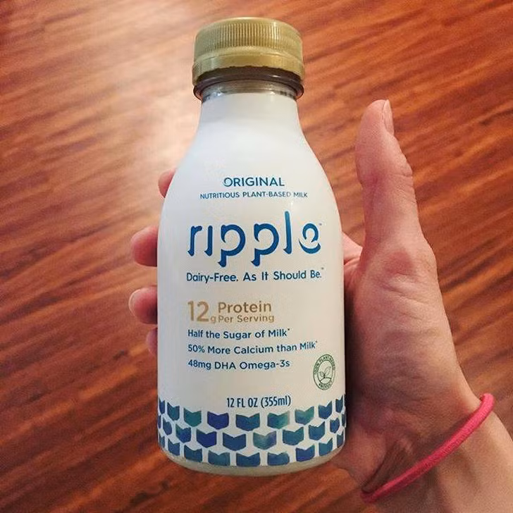  7. Sữa thực vật. Loại sữa mới này thậm chí còn tốt hơn so với sữa thông thường mà chúng ta uống. Không chỉ chứa thành phần pprotein như sữa bò, sữa thực vật còn chứa thêm 50% canxi, vitamin và sắt.