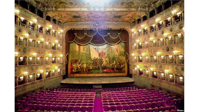 Năm 1994, nhà hát Gran Teatre del Liceu của Barcelona (Tây Ban Nha) bị lửa thiêu rụi. Đây là một trong những di sản văn hóa lớn nhất của Tây Ban Nha. Nhà hát 150 năm tuổi bị thiêu rụi gần như hoàn toàn, chỉ còn lại sảnh chờ và mái vòm hình móng ngựa ở thính đường. Ảnh: Reuters.