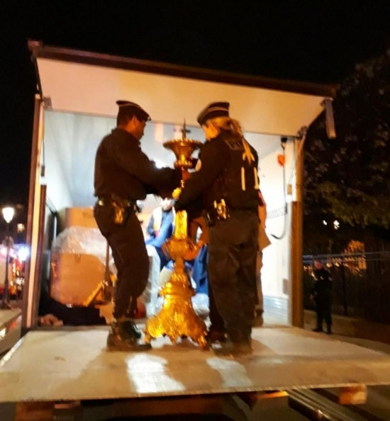 Lực lượng cảnh sát, cứu hoả và các tu sĩ đã nhanh chóng di dời các cổ vật ra khỏi nơi bị cháy.