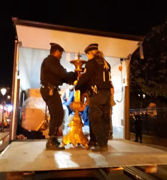 Lực lượng cảnh sát, cứu hoả và các tu sĩ đã nhanh chóng di dời các cổ vật ra khỏi nơi bị cháy.