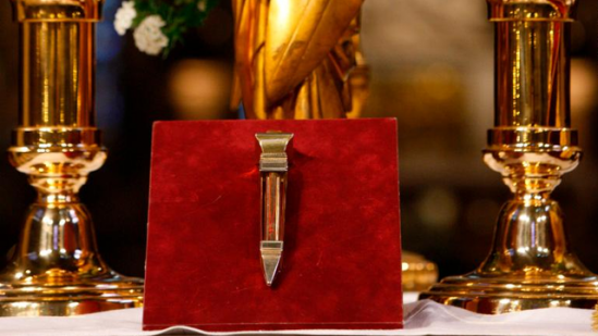 Ngoài Mão gai được đội trên đầu Chúa Jesus, Nhà thờ Đức Bà Paris còn lưu giữ những cổ vật thiêng liêng như một mảnh thánh giá nơi Chúa Jesus bị đóng đinh hay cây Đinh thánh được dùng khi Chúa Jesus bị hành hình.