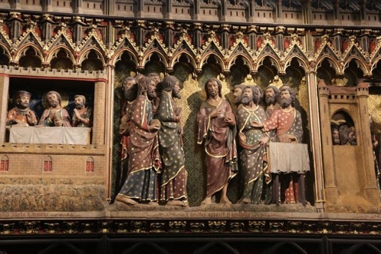 Một trong những kiệt tác bên trong Nhà thờ Đức Bà là bức điêu khắc Appearance to the Apostles in the Upper Room (tạm dịch: Hiện ra cho các môn đồ tại phòng cao). Đây là một phần của tác phẩm lớn “Appearances of the Risen Christ” (tạm dịch: Sự xuất hiện của Chúa Jesus được phục sinh).