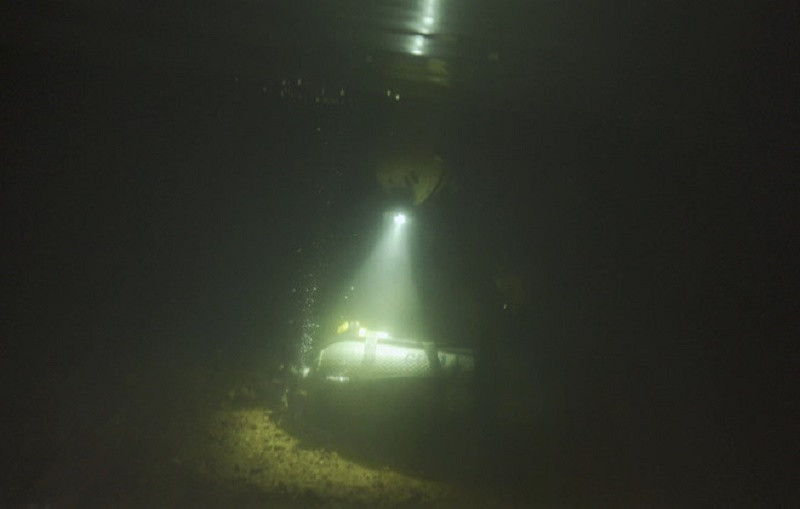 Ngoài dòng sông ngầm bên trong hang Sơn Đoòng, các chuyên gia lặn hang động còn lặn khảo sát tại khu vực suối Nước Moọc bên trong Vườn quốc gia Phong Nha - Kẻ Bàng. Tuy nhiên, đến độ sâu 74m các chuyên gia buộc phải dừng lại vì các thiết bị mang theo không còn đáp ứng được yêu cầu. (Ảnh: Thanh Niên)