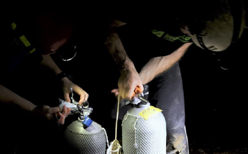 Để thám hiểm những bí ẩn trong hang Sơn Đoòng, những thợ lặn hàng đầu thế giới cần trang bị những thiết bị hỗ trợ hiện đại. (Ảnh: Thanh Niên)